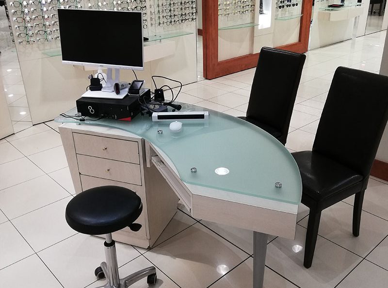 Bureau d'opticien en verre